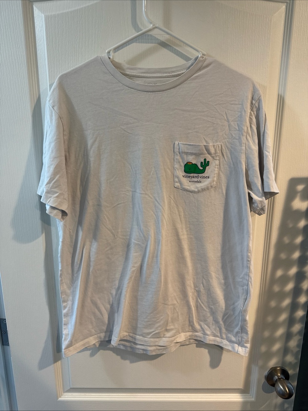 Vineyard Vines Light White Pocket Tee with Green Pocket Graphic